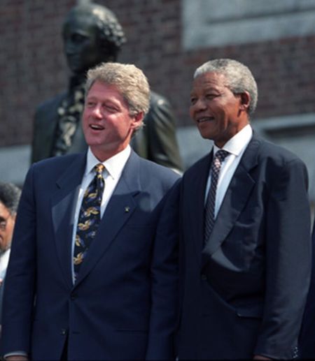 President Bill Clinton with Nelson Mandela at the Independence Hall in Philadelphia, PA, July 4, 1993. Photo: Executive Office of the President of the United States